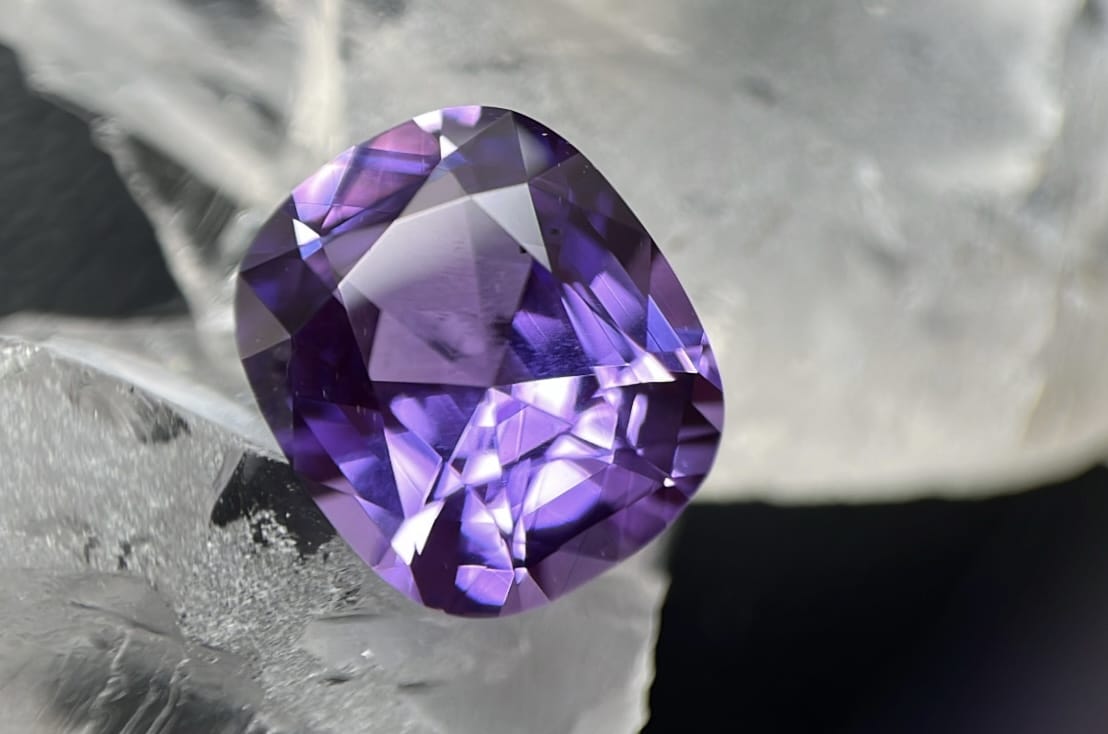 Cette image illustre un magnifique saphir mauve. Cette pierre aux couleurs vibrantes et parfaitement saturée vous est proposée par CkyStones. 