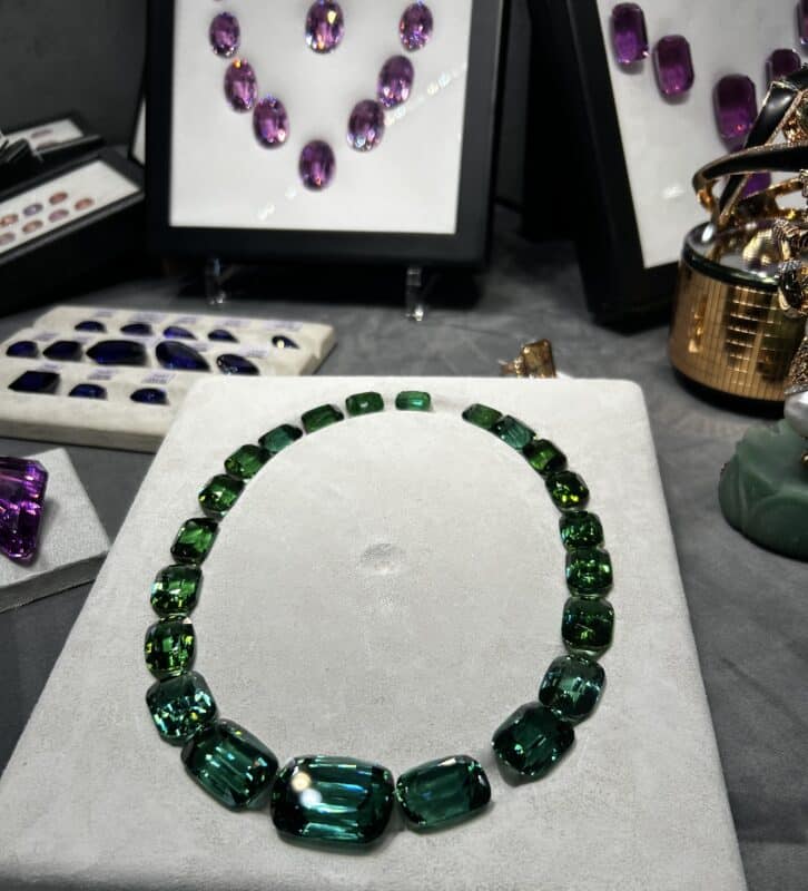Magnifique suggestion de collier composé de 22 tourmalines présentant un dégradé de bleu-vert très bien maitrisé. Une pièce emblématique de GemGenève.
