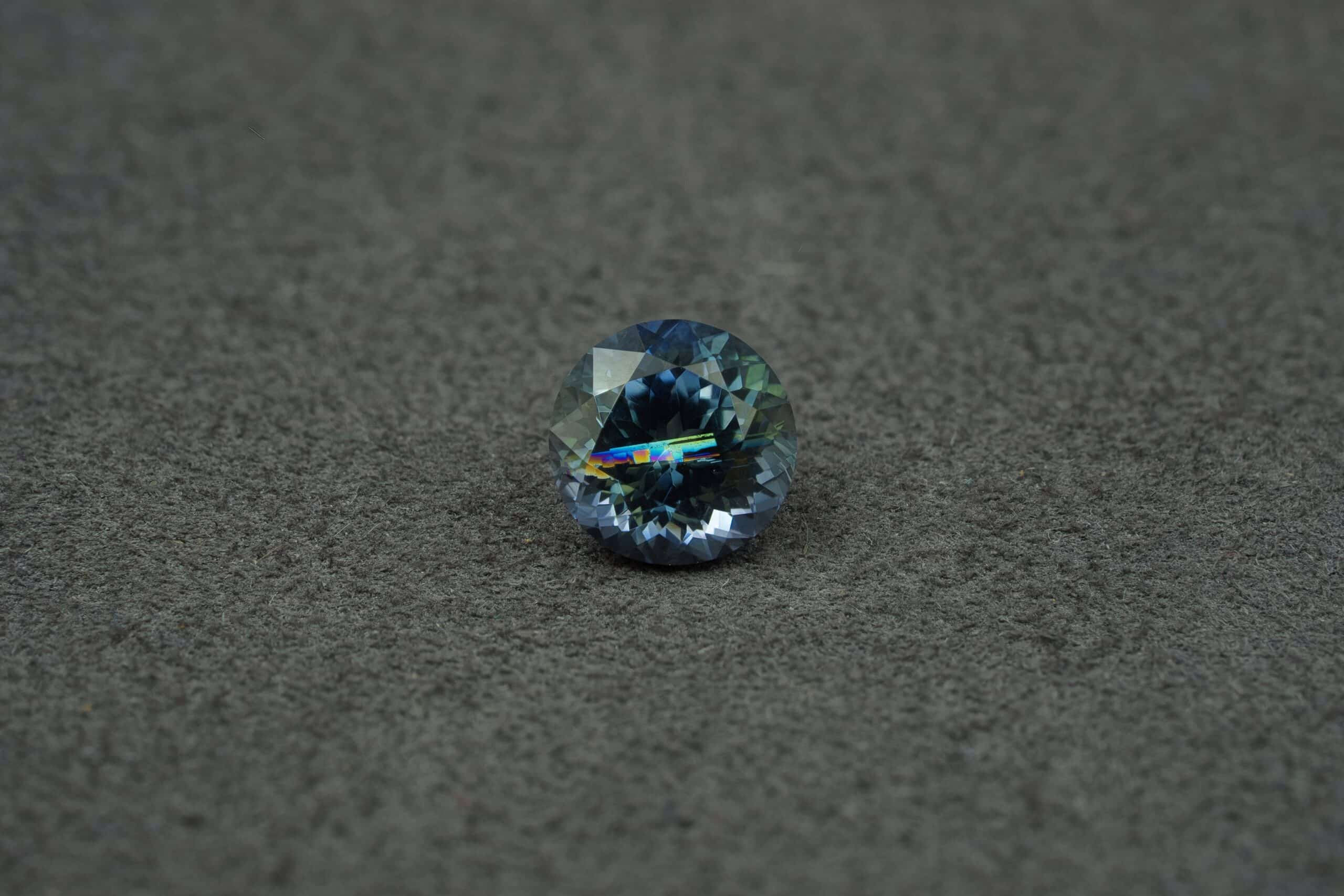 Saphir bleu facetté illustrant les cours de gemmologie CKYSTONES