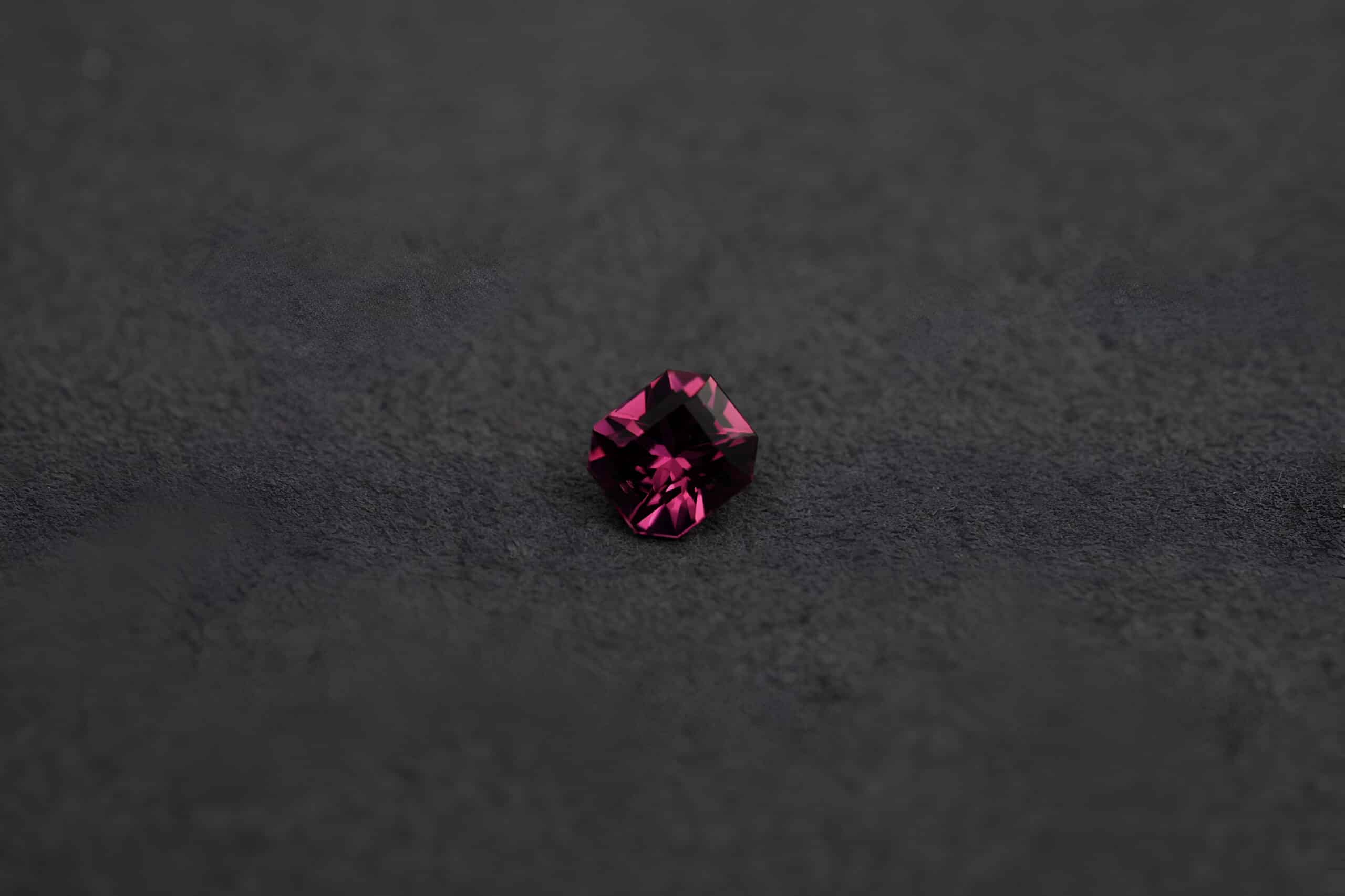 105-2025-08-06 00-58-23 (C,S10) Grenat Rhodolite Carré Pan Coupé 1.06ct – Image 1