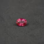 Spinelle rouge vibrant, ovale, 2.3 cts