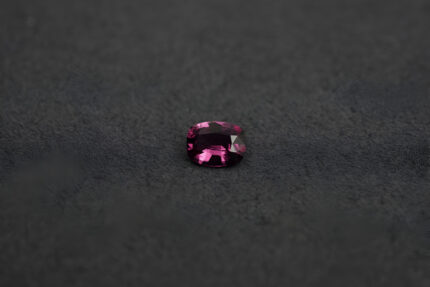 Grenat rhodolite, ovale, 1.56 cts