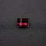 Grenat rhodolite, rectangle fantaisie courbe, 2.8 cts