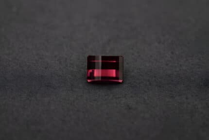 Grenat rhodolite, rectangle fantaisie courbe, 2.8 cts