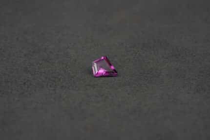 Grenat rhodolite amarante, taille fantasie 0.94 ct