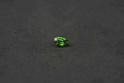 Grenat tsavorite, poire, 1.02 ct
