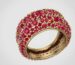 Étude 3D d’une bague bombée ornée de pierres rouges, vue de trois quarts